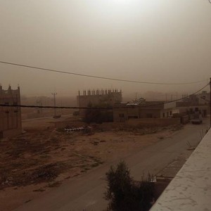 الغبار الكثيف يحجب الرؤية على الطريق الصحراوي