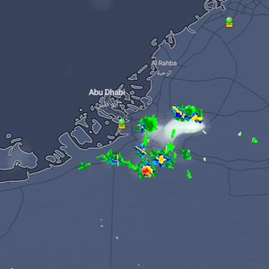 الإمارات | سحب ركامية تتطور في سماء أبوظبي تترافق بزخات من الأمطار