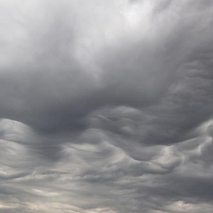 سحب منخفضة بطابع خريفي على سواحل بلاد الشام وفرص لأمطار محلية صباح الأربعاء