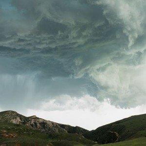 السعودية |  تزايد تأثير منخفض جوي في طبقات الجو العالية نهاية الأسبوع واشتداد الأمطار في بعض المناطق يوم الأحد