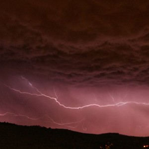 سلطنة عمان | استمرار التقلبات الجوية وأمطار متوقعة في هذه المناطق يوم الإثنين