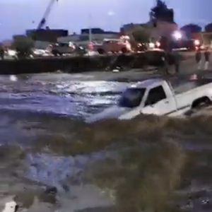 بالفيديو - أملج الان | أمطار غزيرة وسيول مركبات محاصرة .. يارب سلم