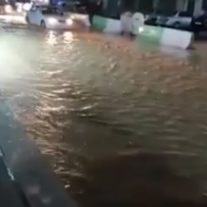 عاجل | أمطار غزيرة في جنوب المملكة والسيول تغرق عدد من المناطق... شاهد الفيديوهات