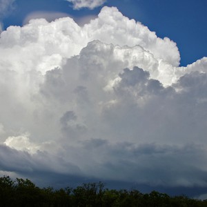 عطلة نهاية الأسبوع في لبنان دافئة مع فرصة زخات رعدية من المطر