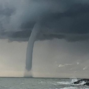 عاجل | رصد شاهقة مائية قبالة سواحل السيب في سلطنة عُمان قبل قليل .. فيديو