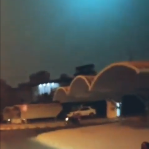 بالفيديو | كرة نارية ملتهبة تضيء سماء السعودية والكويت