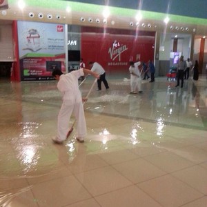 إصابة شخص بصعقة كهربائية في مدينة الخبر بسبب الأمطار