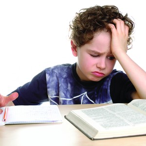 طالب "كسول" أم مصاب بـ"تناذر الحساسية الضوئية"؟