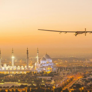 أول طائرة تعمل بالطاقة الشمسية تحلق فوق أبو ظبي
