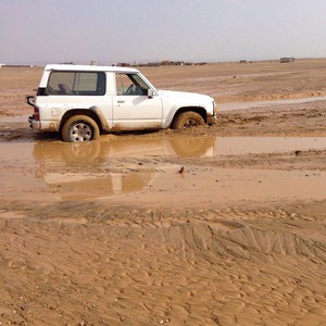 بالصور: أمطار ينبع تعزل سكان مركز أبو شكير عن العالم