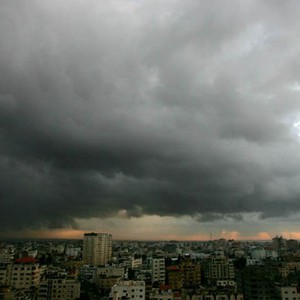 أجواء قطاع غزة مائلة للبرودة يوم الثلاثاء ، واحتمال هطول زخات رعدية من المطر 