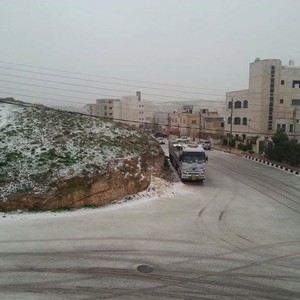 "العمل" تدعو القطاع الخاص للالتزام ببلاغات التعطيل خلال الظروف الجوية