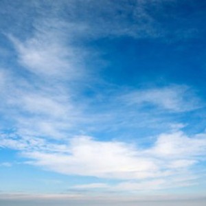 انخفاض طفيف على درجات الحرارة يوم الثلاثاء وظهور للغيوم العالية