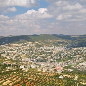 الأردن | بداية أسبوع مستقرة وفرصة لزخات أمطار رعدية مساء الثلاثاء 