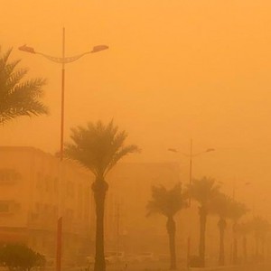 بالفيديو | الغبار يعصف بـ 6 دول عربية ويُخفي معالمها ومطارات تعلق رحلاتها الجوية