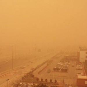 السعودية | موجة غبار قوية تؤثر على أجزاء من تبوك والجوف والحدود الشمالية والرؤية شبه معدومة في طريف