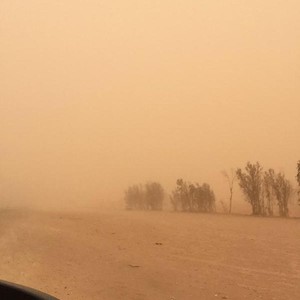 غبار كثيف على الطريق الصحراوي المؤدي إلى العراق