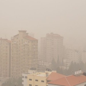 الاثنين أجواء مغبرة وفرصة زخات محلية من المطر خلال ساعات المساء والليل