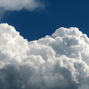 زخات من المطر على فترات وأجواء غير مُعتادة يوم الاثنين