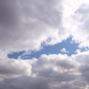 زخات رعدية محلية من المطر محتملة في بعض المناطق يوم الأربعاء