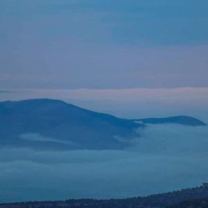 من الاردن .. مشهد لأراضي فلسطين تحت الضباب