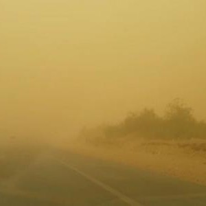 الامارات | الموجة الغُبارية التي ضربت دبي أدت إلى تدني مدى الرؤية إلى 150 متر فقط وتحسن الآن في مدى الرؤية الأفقية 