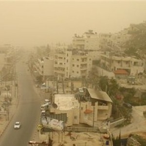 منخفض جوي خماسيني وأجواء مغبرة تؤثر على البلاد فجر الاثنين