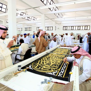 تسليم كسوة الكعبة المشرّفة لكبير سدنة بيت الله الحرام يوم غد الاثنين