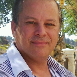 مؤيد السمان.. يفضل العمل بصمت بعيداً عن عيون الإعلام