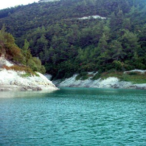 طقس يوم الجمعة خريفي عادي واحتمال لبعض الأمطار على أجزاء من المنطقة الساحلية