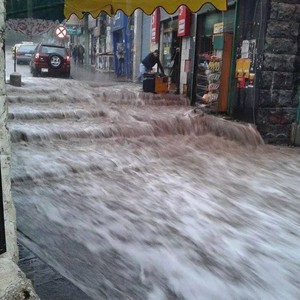 زخات غزيرة من المطر مُنتظرة في المناطق الساحلية اعتباراً من فجر الاثنين تمتد لاحقاً الى بعض المناطق الداخلية