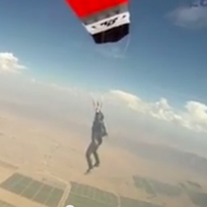 شاب يهبط من ارتفاع 5 آلاف قدم بدقة وحرفية (فيديو)