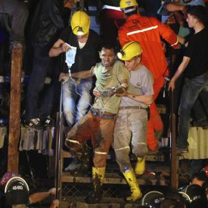 إرتفاع حصيلة قتلى المنجم إلى 300 قتيل وحريق يُعطل جهود الإنقاذ