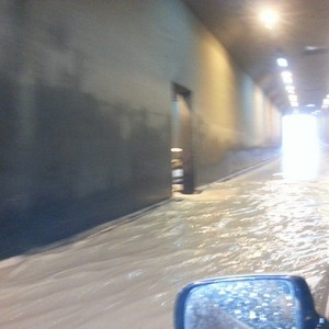 الدفاع المدني يحذر المواطنين الابتعاد عن مناطق السيول