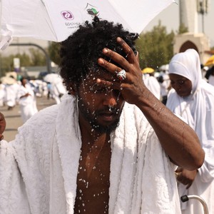 حجاج بيت الله الحرام يواصلون تأدية مناسك الحج وسط درجات حرارة مرتفعة وطقس حار