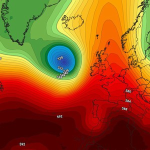 تطور عاصفة أطلسية ضخمة ورصد تقلبات جوية في القطب الشمالي تنذر بقرب دخول الخريف في النصف الشمالي من الأرض