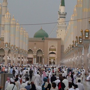 المئات من "مراوح الرذاذ" تُلطف أجواء الحرمين 