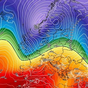 Une tempête dans l&#39;Atlantique touche la Scandinavie et de fortes chutes de neige au niveau de la mer
