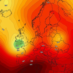 منخفض جوي في قلب فصل الصيف أوروبا تستعد لاستقبال أجواء عاصفة وماطرة