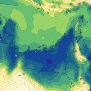الإمارات - المركز الوطني | فرصة تشكل الضباب أو الضباب الخفيف على بعض المناطق الساحلية والداخلية الغربية