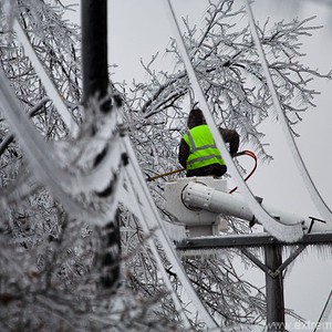 مدير شركة الكهرباء يتعهد .. الكهرباء ستعود لكامل المناطق خلال الـ24 ساعة القادمة