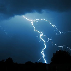 أحداث جوية مُتطرفة مُحتملة خاصة مع ساعات عصر ومساء الأحد