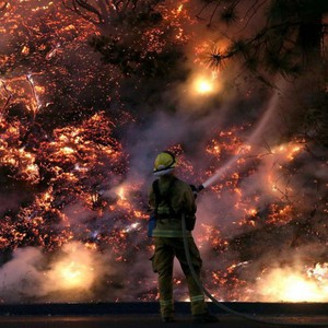 حرائق الغابات تخرج عن السيطرة في جنوب أفريقيا 