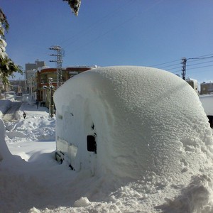 بالفيديو والصور : عندما غمرت الثلوج العاصمة السورية دمشق وريفها بكثافة عام 2010 