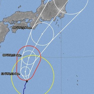 إعصار دولفين في طريقه لضرب اليابان جالبًا معه أمطارًا غزيرة