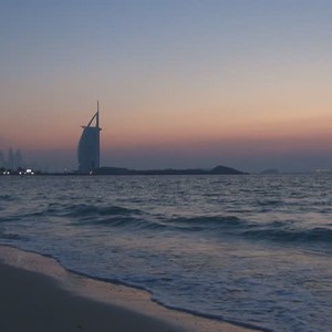 الجُمعة: درجات حرارة في منتصف الثلاثينيات مع هبوب رياح معتدلة إلى نشطة