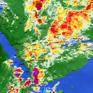 سحب رعدية حول العاصمة الرياض وتنبيه من الغبار