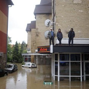 بالفيديو: فيضانات عارمة تجتاح صربيا والبوسنة وإعلان حالة الطوارئ