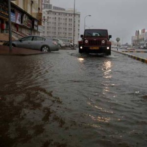 بالفيديو | جزيرة مصيرة في سلطنة عُمان تبدأ يومها بالأمطار الغزيرة والسيول 
