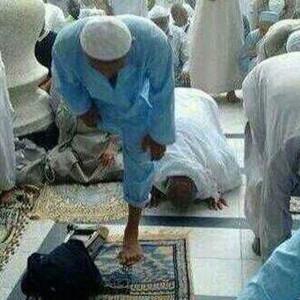 مشهد مؤثر: رجل "مبتور القدم" يتحدى الإعاقة ويصلي بقدم واحدة بالحرم !